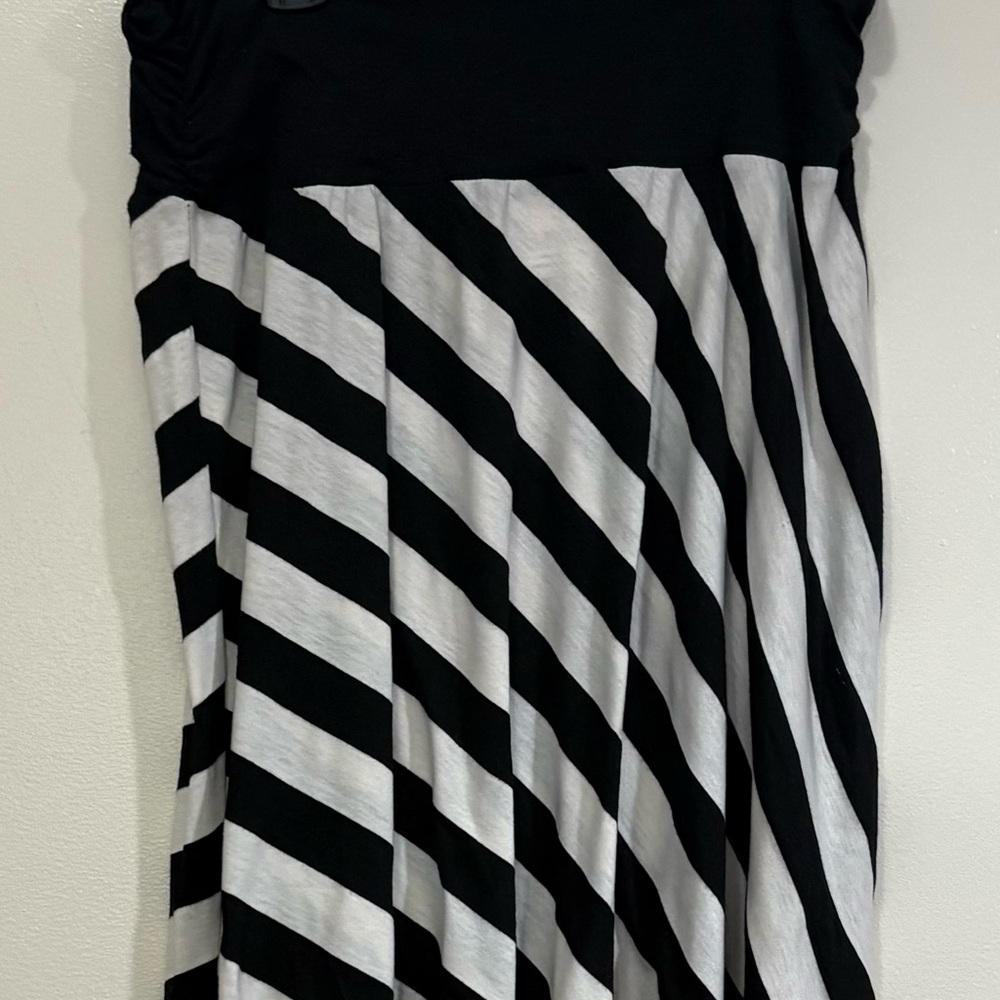 Chic Black and White Diagonal Striped Midi Skirt - Picture 2 of 5